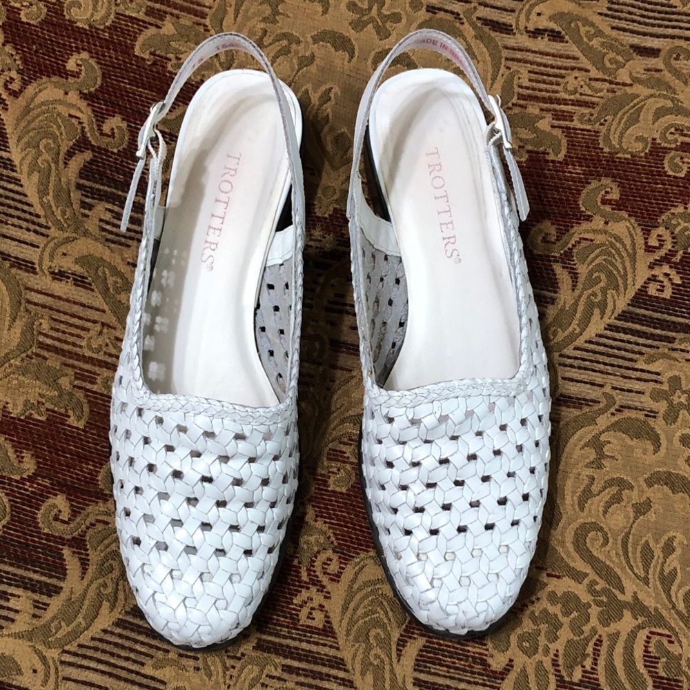 Trotters Size 7S (Slim) White Woven Slingback Flats Silver Accent